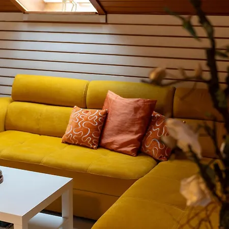 Geraeumiger Lukas In Ruhiger Waldrandlage Mit Wintergarten