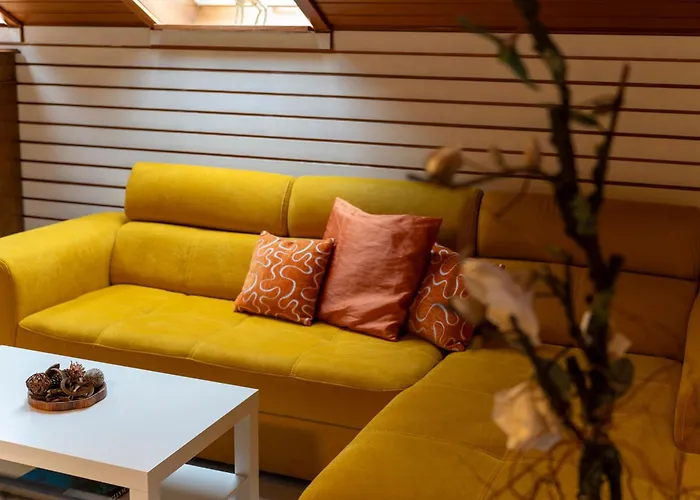 Geraeumiger Lukas In Ruhiger Waldrandlage Mit Wintergarten