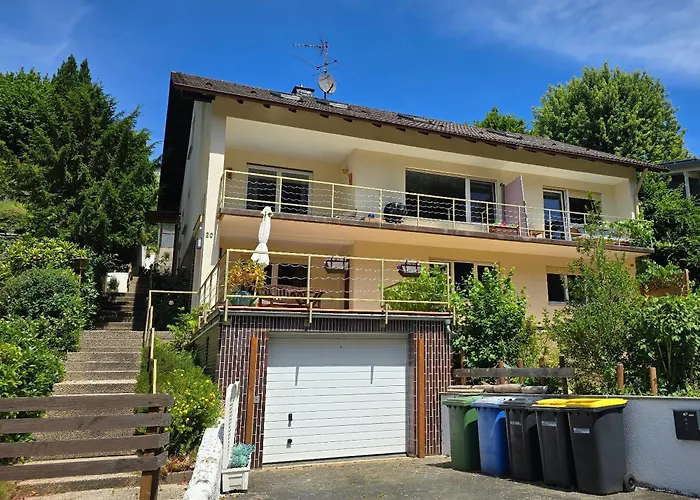 Geraeumiger Lukas In Ruhiger Waldrandlage Mit Wintergarten